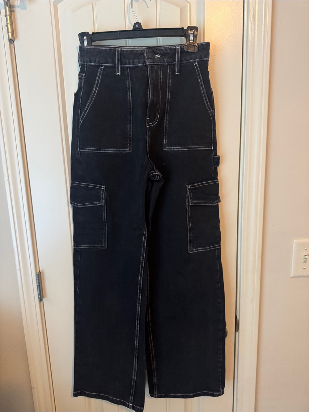 Black Wide-Leg Cargo Jeans with Contrast Stitching